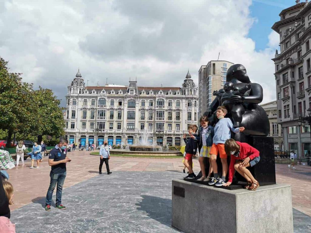 la maternidad statue in oviedo, spain.