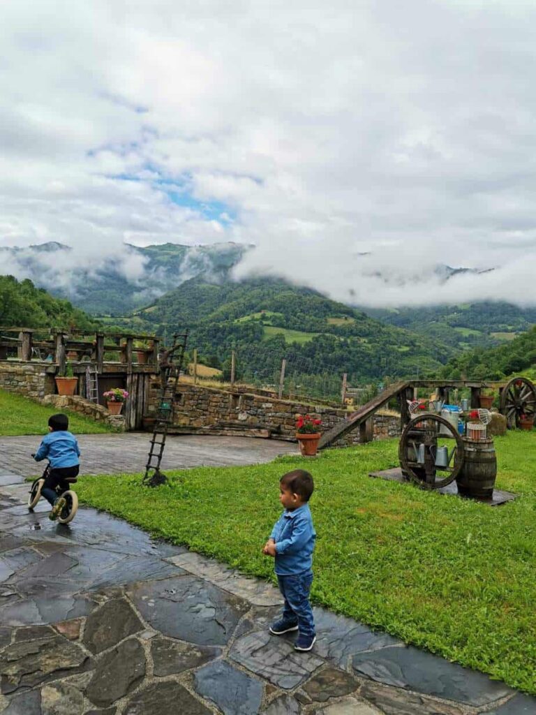 our toddlers having a good time in casona de el castaniu.