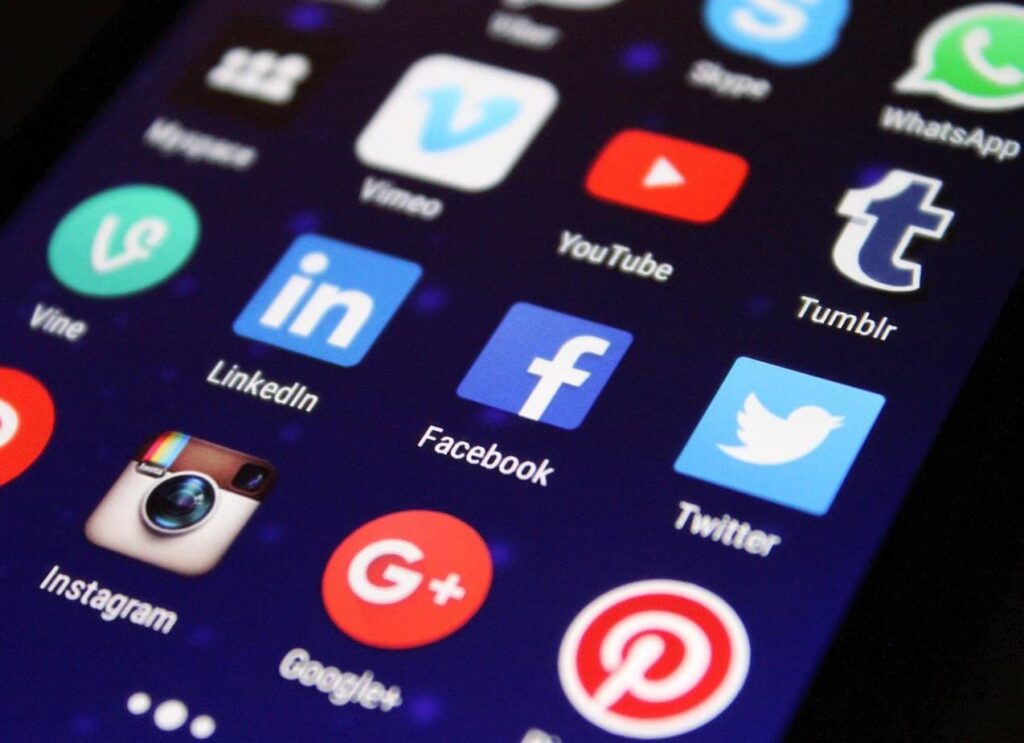 giving up social media as part of lenten decluttering.