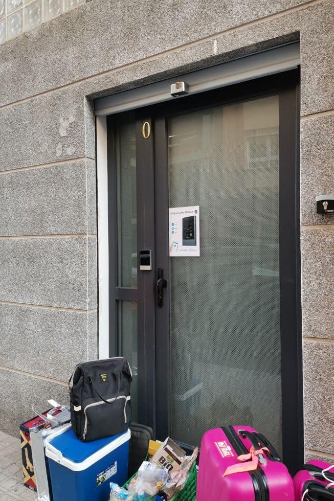 photo of the door of unit O at Grandera Apart's